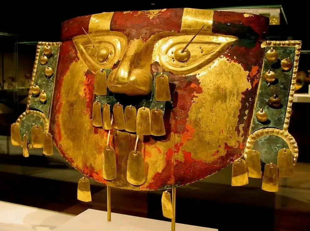 黄金面具，制作于1000年前，其表面是用人血涂抹的，不知多少战俘或献祭贵族才能完