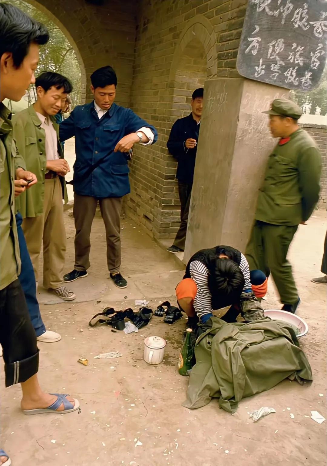 1984年，一张洛阳街拍老照片，看了半天也没搞懂，这些人在干吗呢？