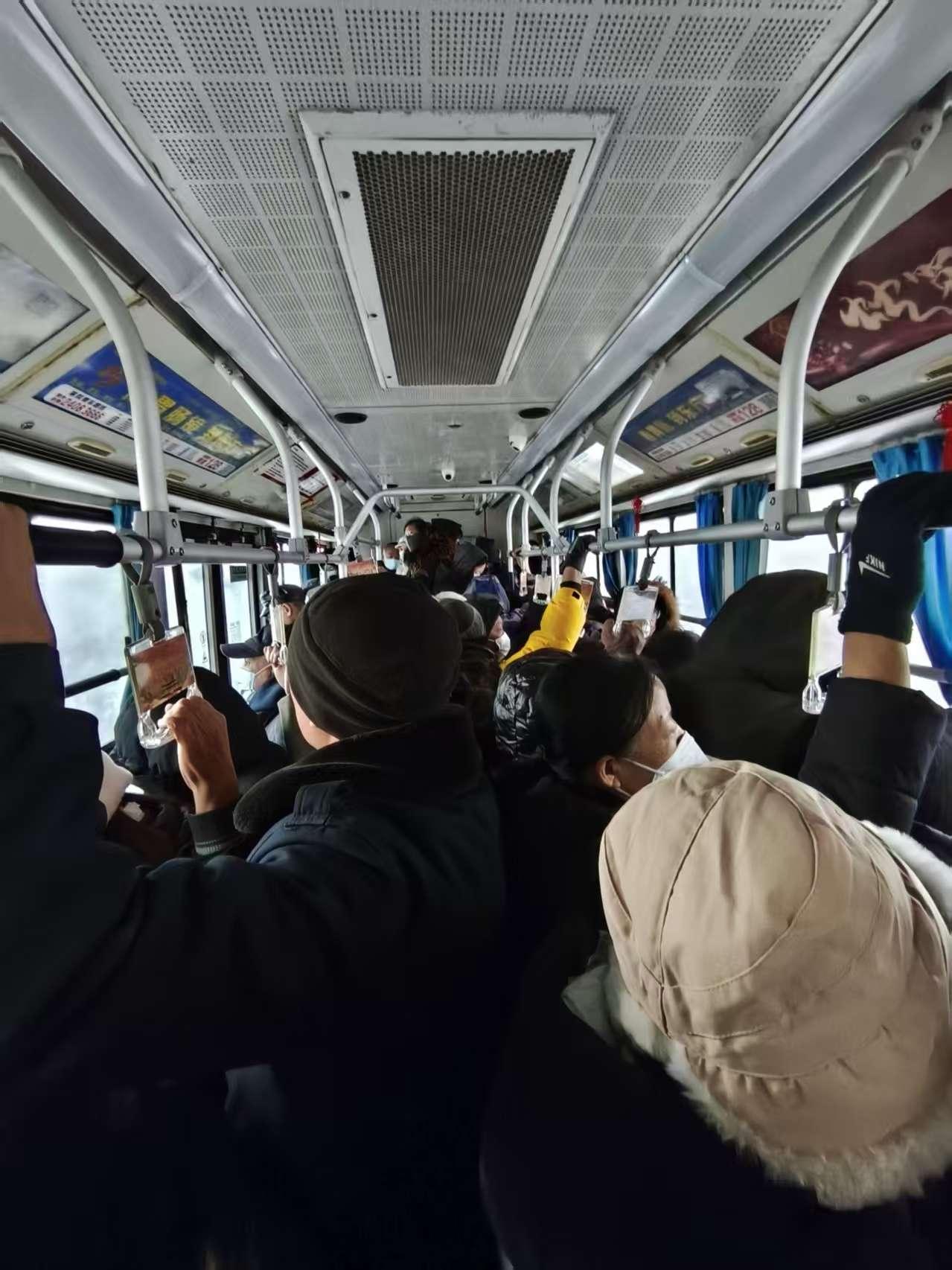 城市大力发展公交事业迫在眉睫！12.26日我乘坐楼下137公交车，结果等半天反