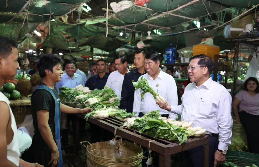 敏大将亲自去普通农贸市场视察！可以看到敏大将视察的区域，就是仰光市普通的农贸