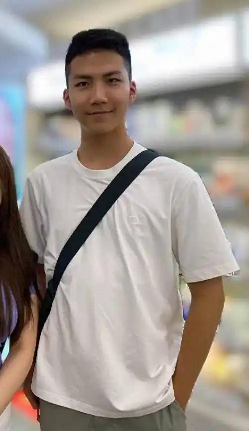 17岁康康变暖男！胡军这爹当得：推掉戏约比说教管用一万倍哎哟喂！刷到胡军父子