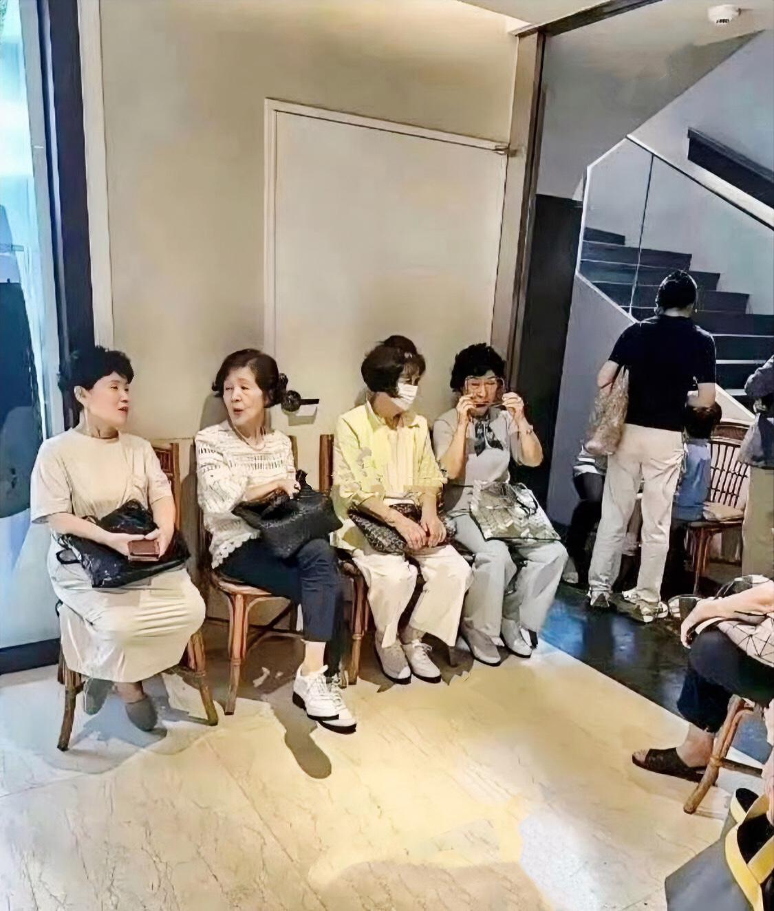 同是中年女性，气质差别好明显左边韩国大妈，右边中国大妈，两种不一样的氛围感