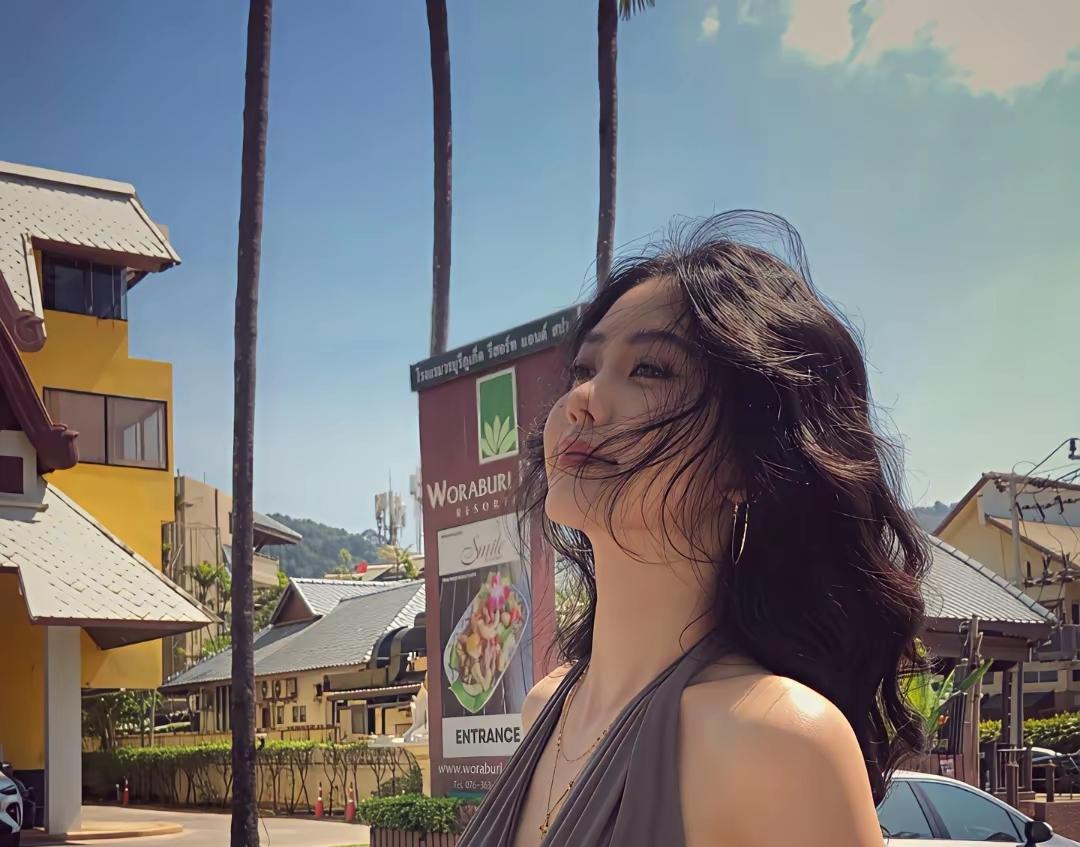 夏日微风中，享受生活的美好时光🌞🏖️好美的秀发，甜美的笑容温柔生活感生活治