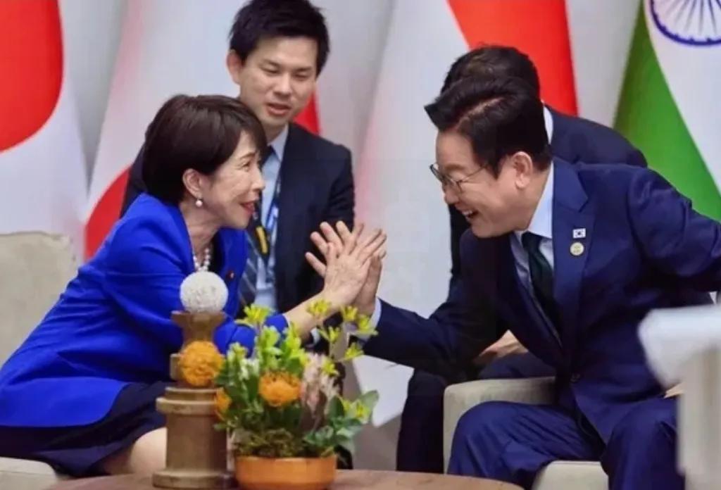 李在明这手牌打得太精了！前脚刚在北京那边谈笑风生，后脚就直接杀到东京找高市早苗。