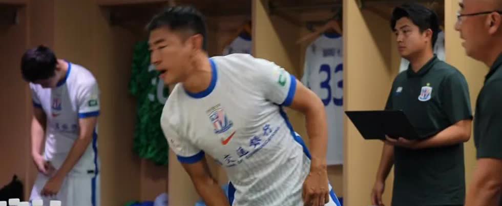 申花与海牛一战，中场休息室里斯卢茨基和于汉超开启了“吹风机双响炮”。斯卢茨基