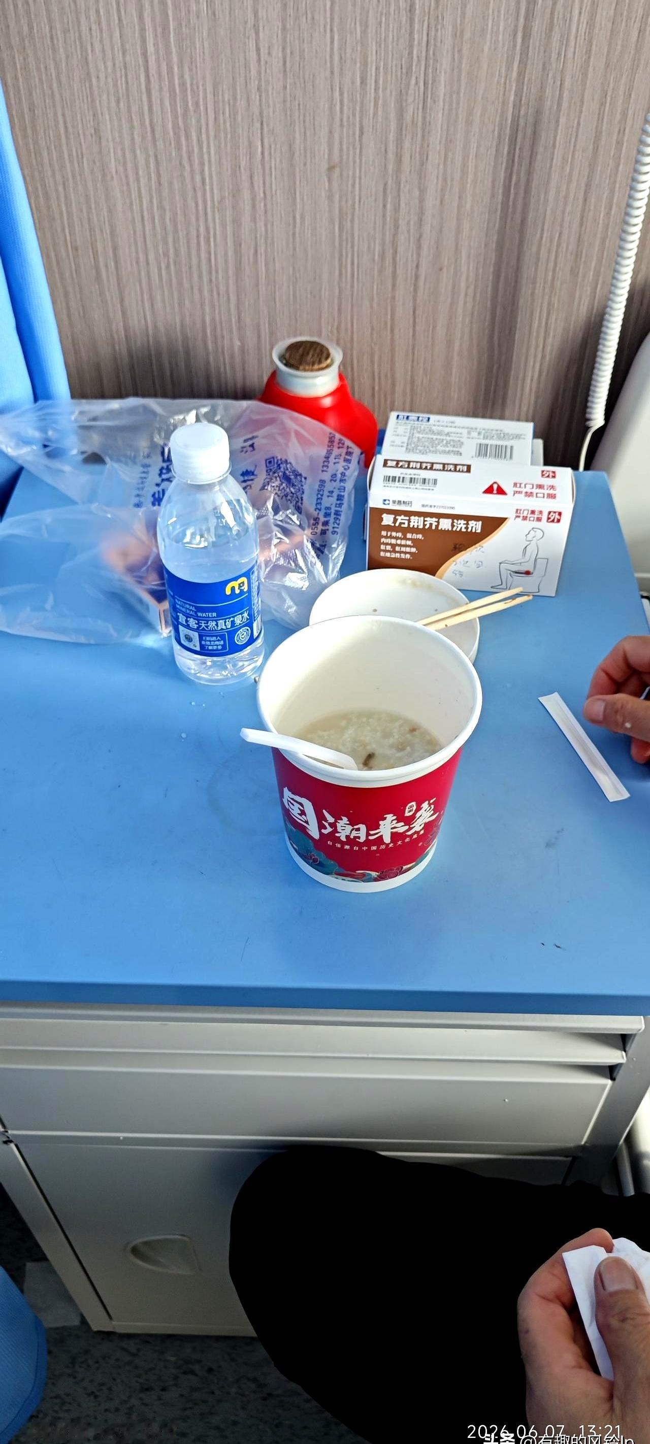 下午查房时，走廊里又推进两张床。病房转得飞快：有人6月3日因痔疮大出血住进来，