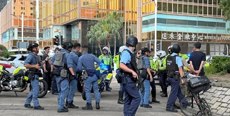 今日（10日）中午12时26分，香港湾仔告士打道56号东亚银行港湾中心分行发生抢