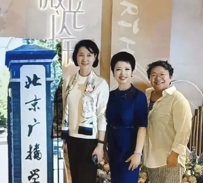 有网友曝光了退休后的央视名嘴李修平与好友聚会的照片。照片里，李修平素面朝天，自信
