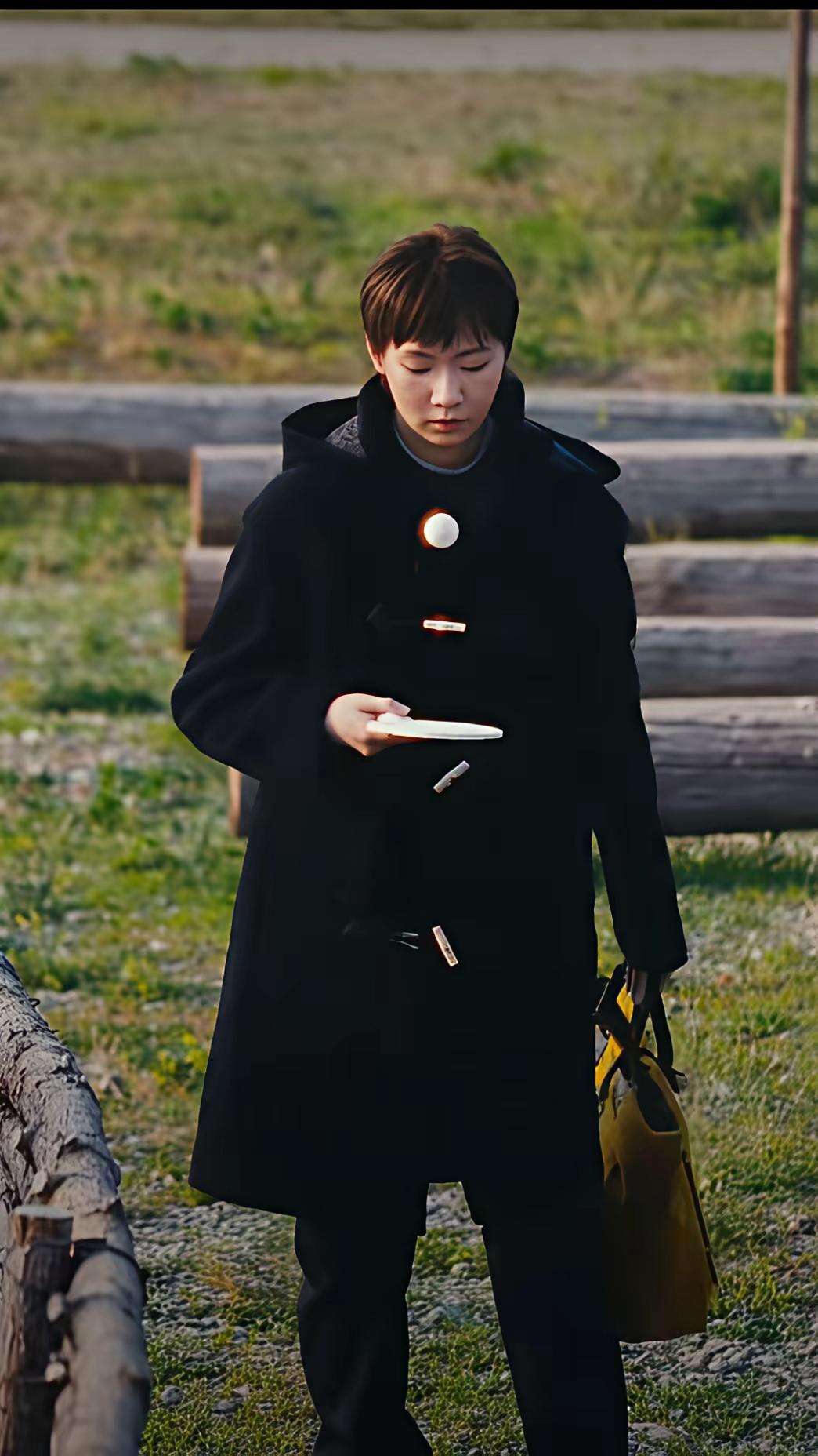 抖音里的曼昱太美了！今天曼昱发抖音了，曼昱着一身黑色长款大衣，左手拎着一个棕色