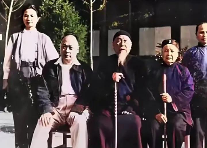 60年代，陈毅带着妻子张茜，回到四川家乡看望父母时并留下了这张珍贵合影
