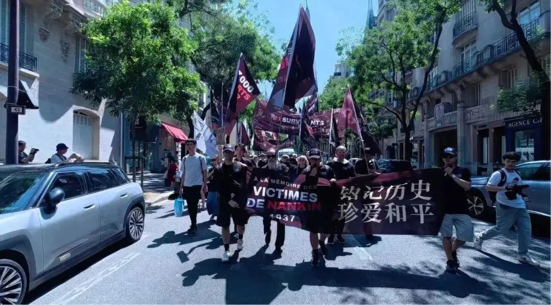 巴黎的午后，热浪灼人，一群法国青年却穿着黑衣走上了街头。二十二面旗帜在风里展开，