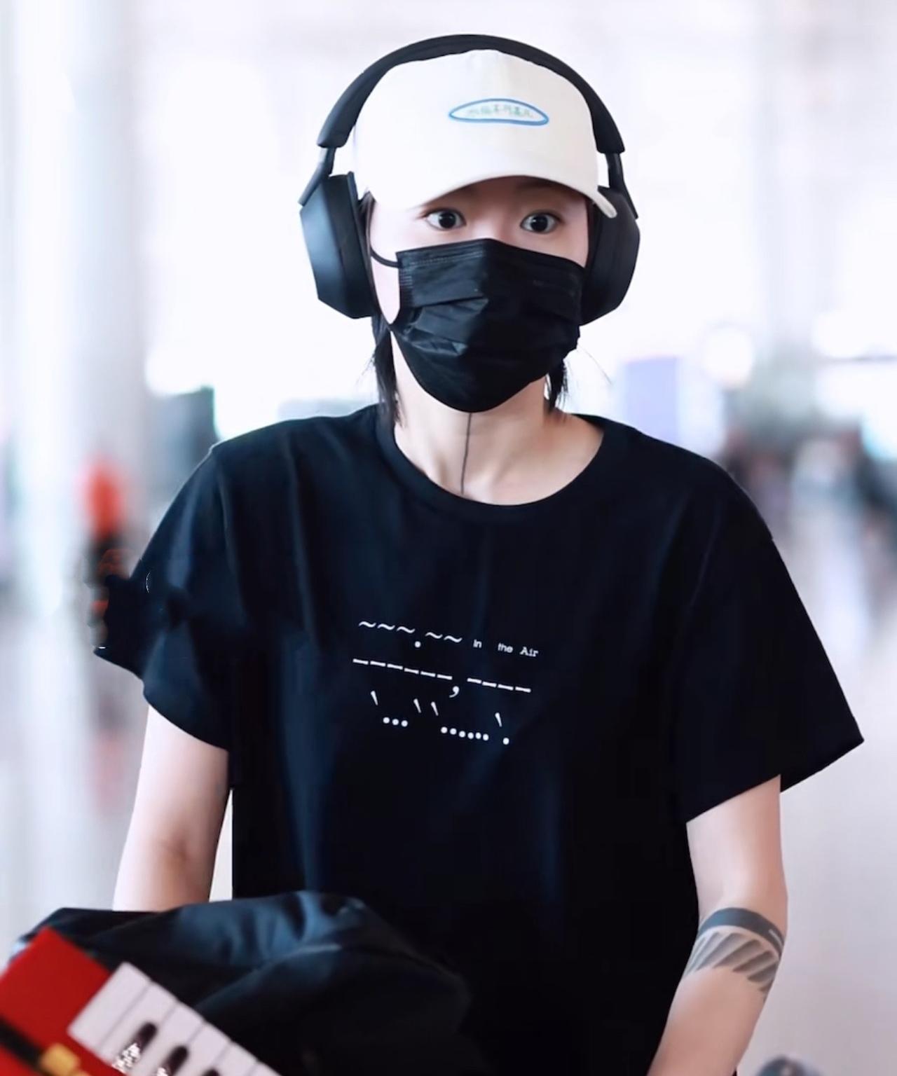 王菲女儿窦靖童机场出发，背影很像王菲。8.3窦靖童出发上海，去为演唱会做准备。和