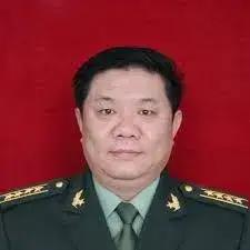 1985年，17岁战士顾克路被越军炮弹炸成两截，副连长孙兆群忍住悲痛，下令：“把