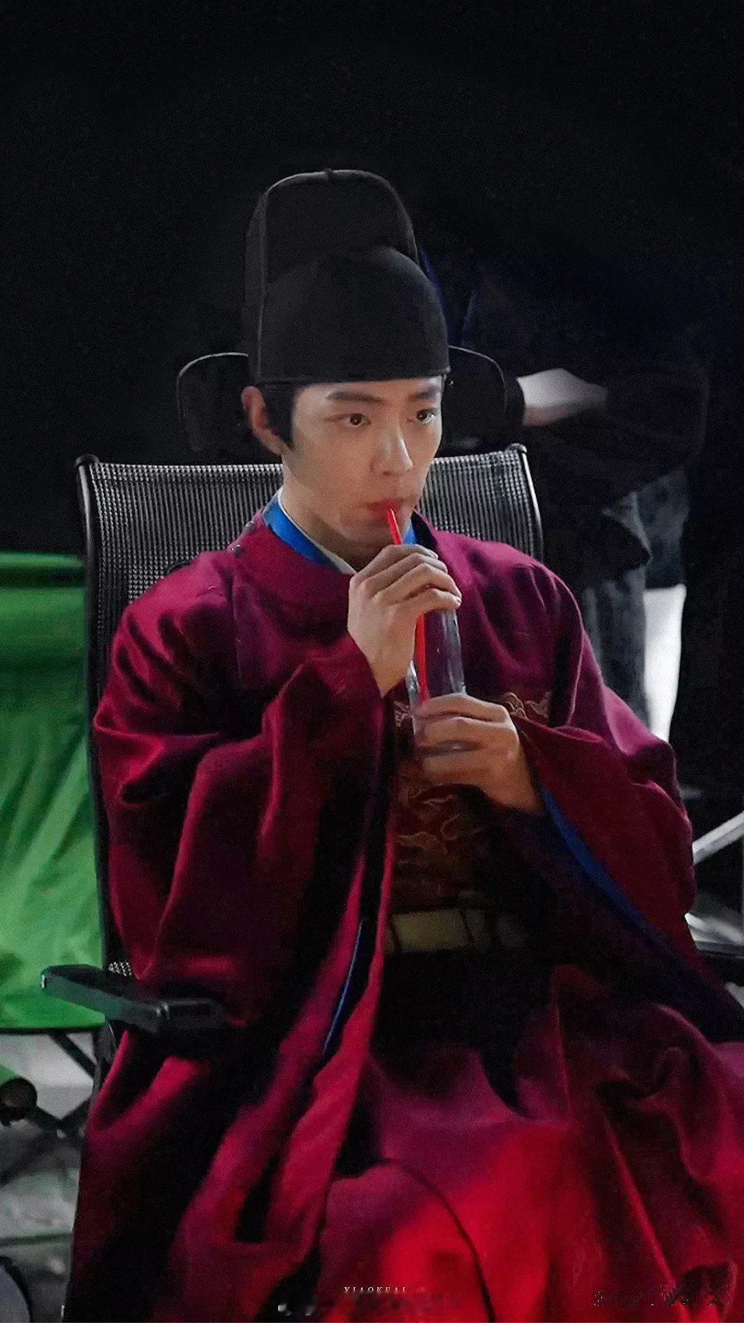 迷惑行为，肖战用瓶子喝水，为什么还要用吸管呢，直接喝不更省事吗？????