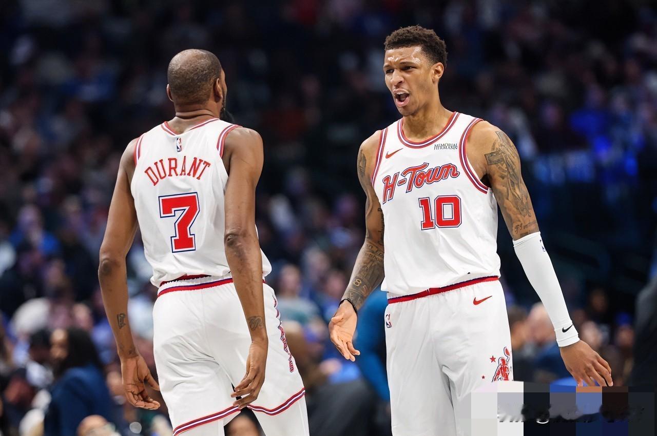 今天火箭队最开心的就是杜兰特，不是他得分超越诺维茨基，而是在他的帮助下小贾终