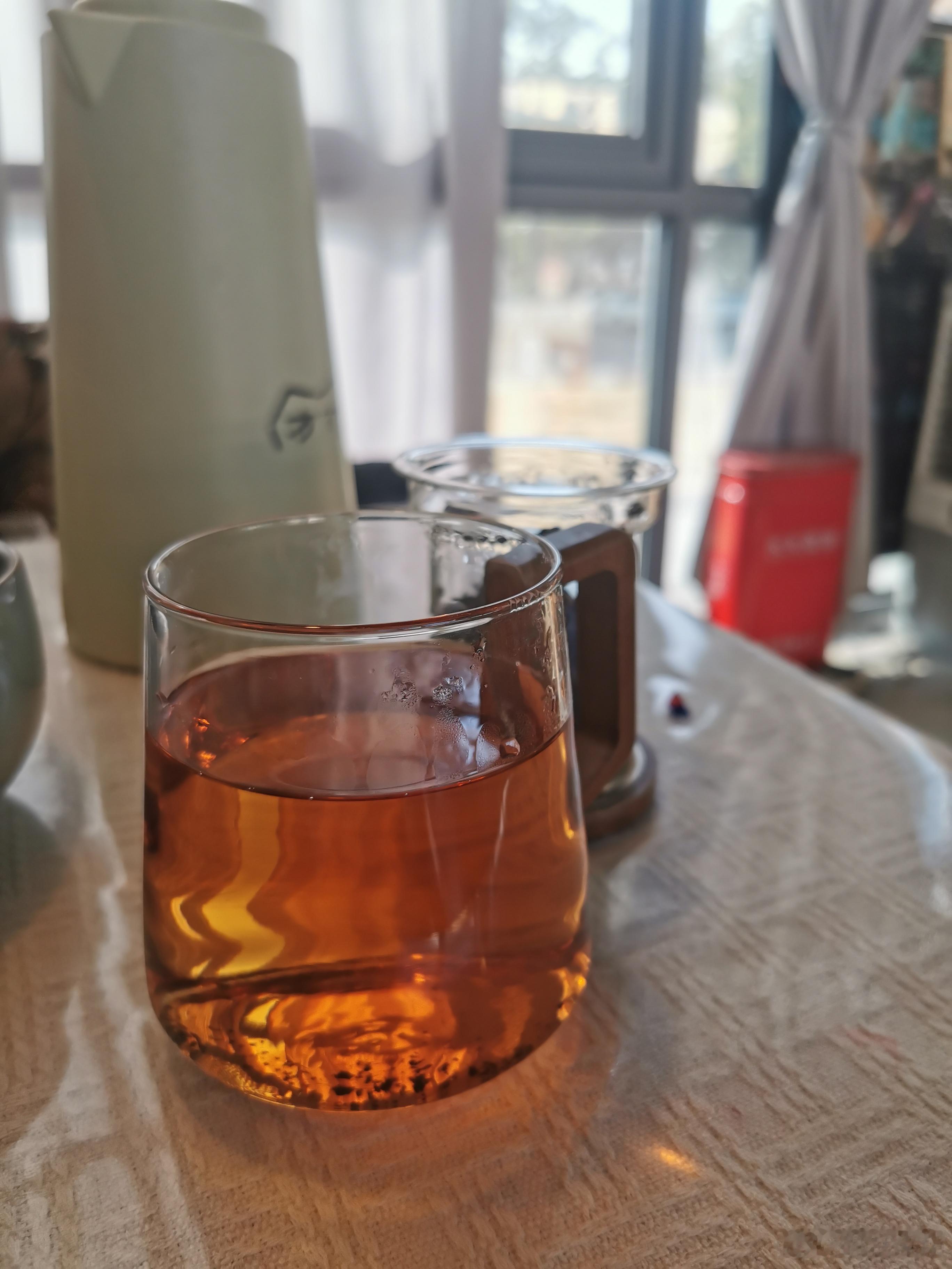 茶：上午做了一上午消化内镜，一直忙到下午一点才结束。此刻坐在河边，一杯茶，安安静