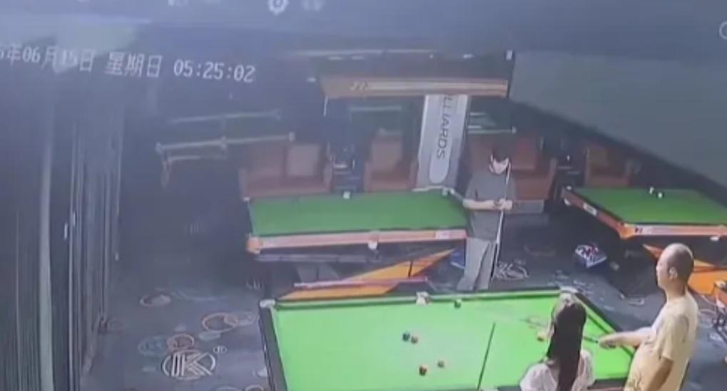 想白嫖？重庆，男子去打台球，为了增加点乐趣，点了一位美女助教，结果，玩的太兴奋，