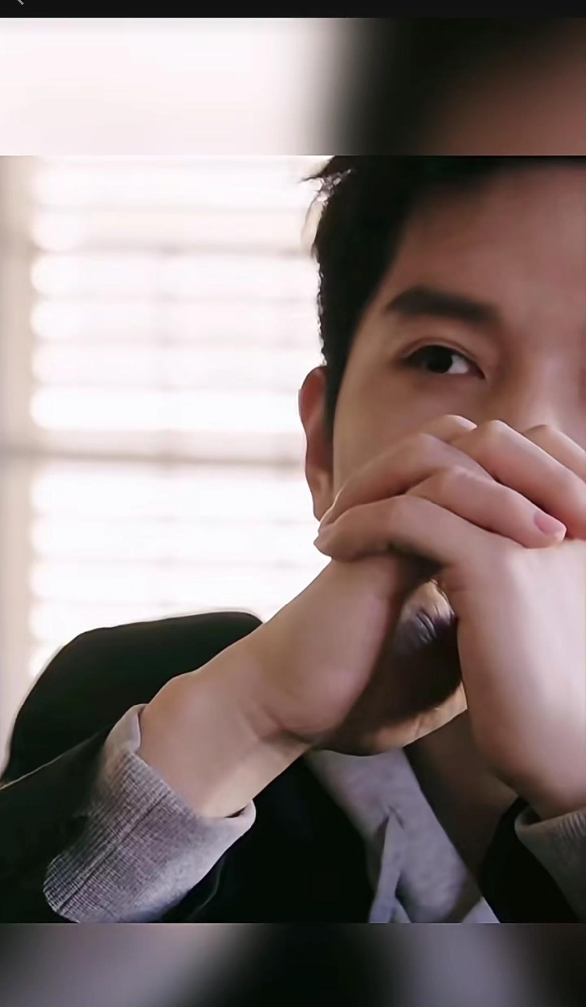 樊振东知道自己也很帅气吧，这气质真的一绝，宠溺的眼神，整个人的气质绝对的出众！