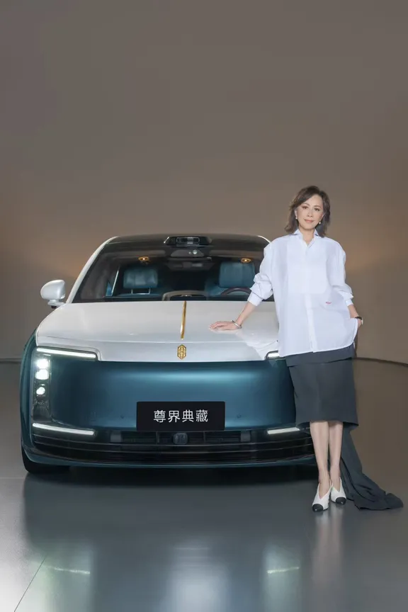 嘉玲姐与#尊界S800典藏大观​车不一定选贵的，要选对的​完美诠释了专属东方的美#鸿蒙智行#尊界S8