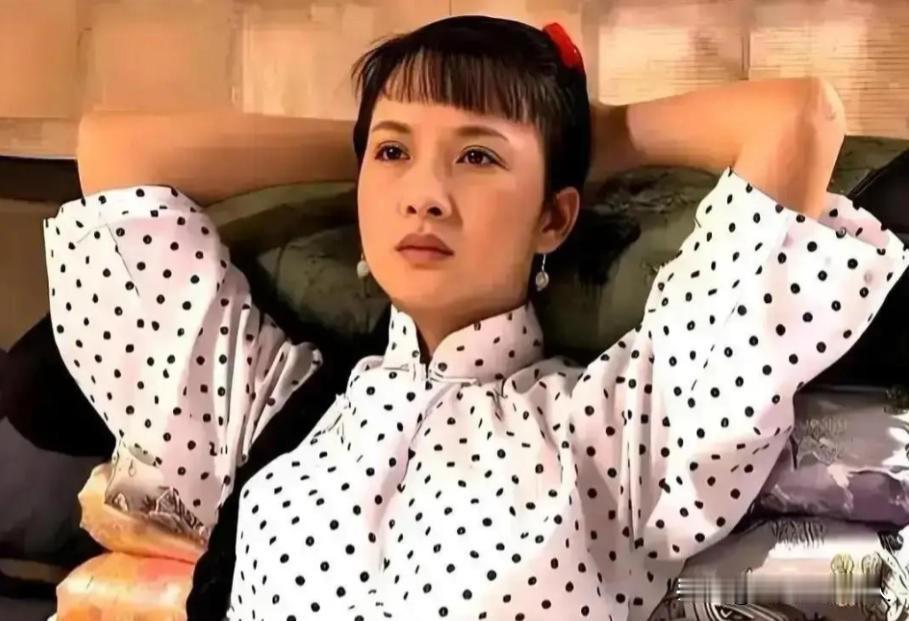 《大宅门》临开机三天，郭宝昌把谢兰的合同撕了，换成江珊演七奶奶。剧组已经定妆、布