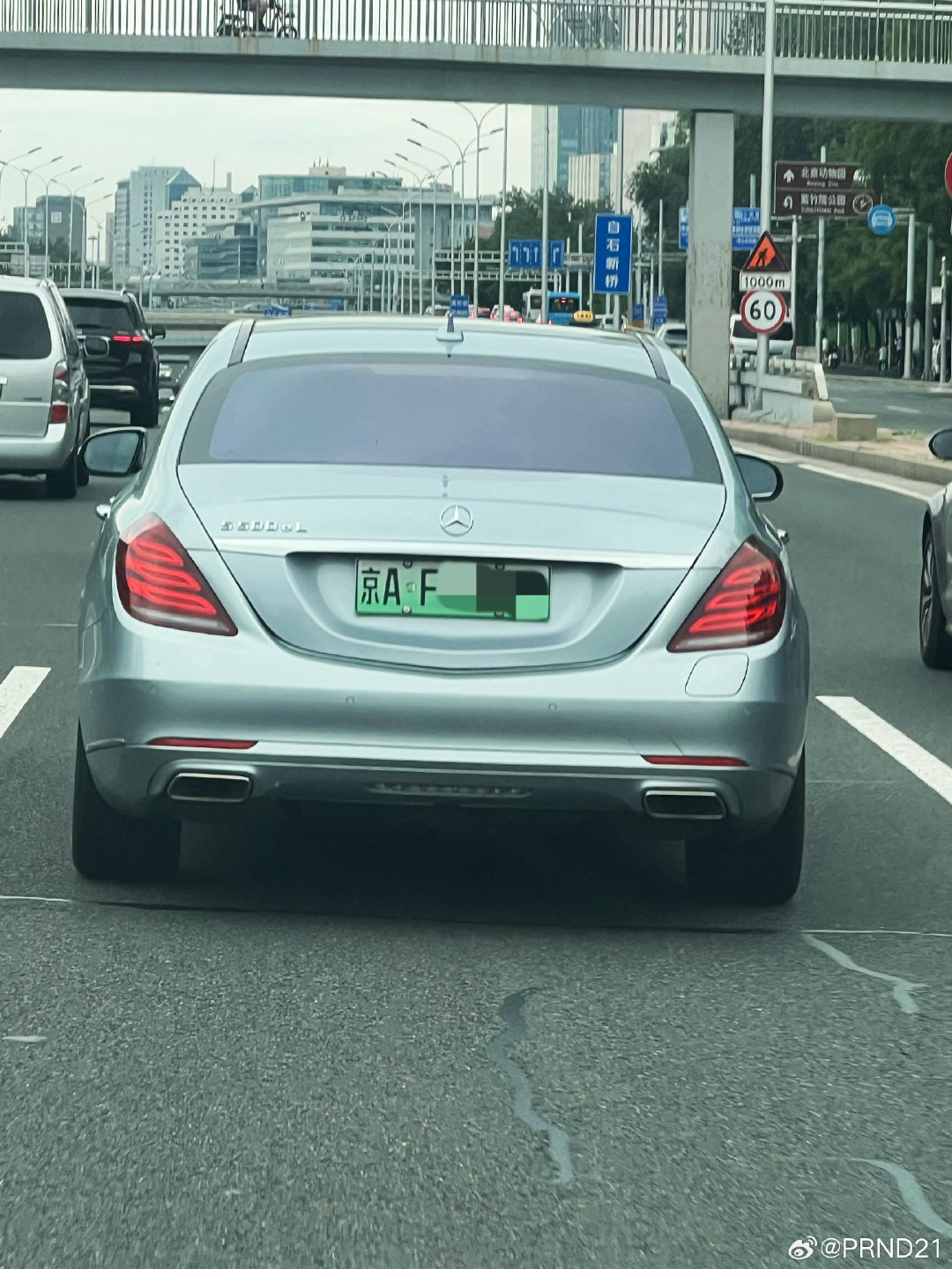 我去奔驰S500eL，难得一见的绿牌奔驰S级！记得是3.0T插混的，这代本就很漂亮，这天蓝色漆也很有