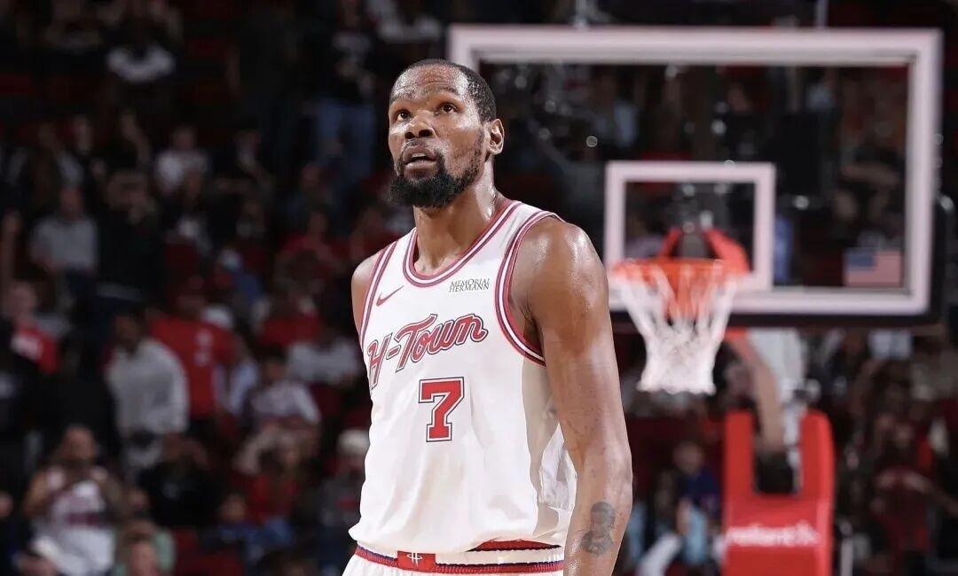 杜兰特最对不起的是篮网，他在篮网可以说是养舒服了，第一年常规赛歇了很久，季后赛出