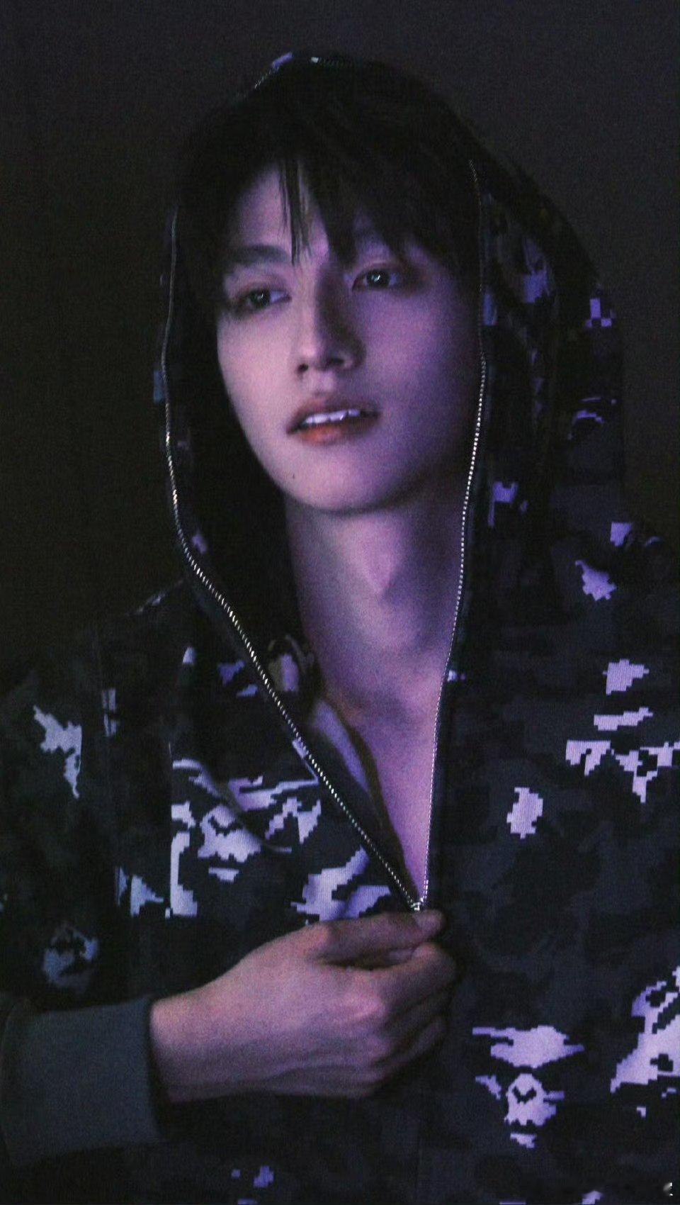 TOP队长带头和师兄打招呼051C位队长朱志鑫做得好！很有礼貌的小宝宝