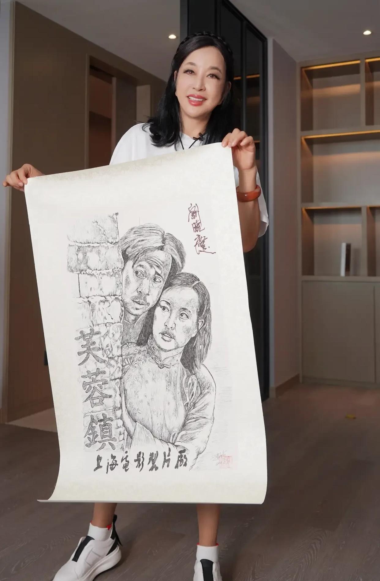 刘晓庆真的是多才多艺呢，自己画自己啊，这绘画水平可不低吧，最起码形似神似。咱不是