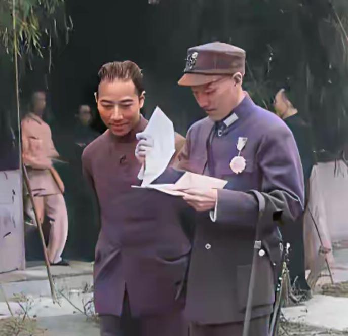 1946年，蒋介石到达上海，钱大钧、宣铁吾、俞济时三位前侍卫长上前接机，但戴笠的
