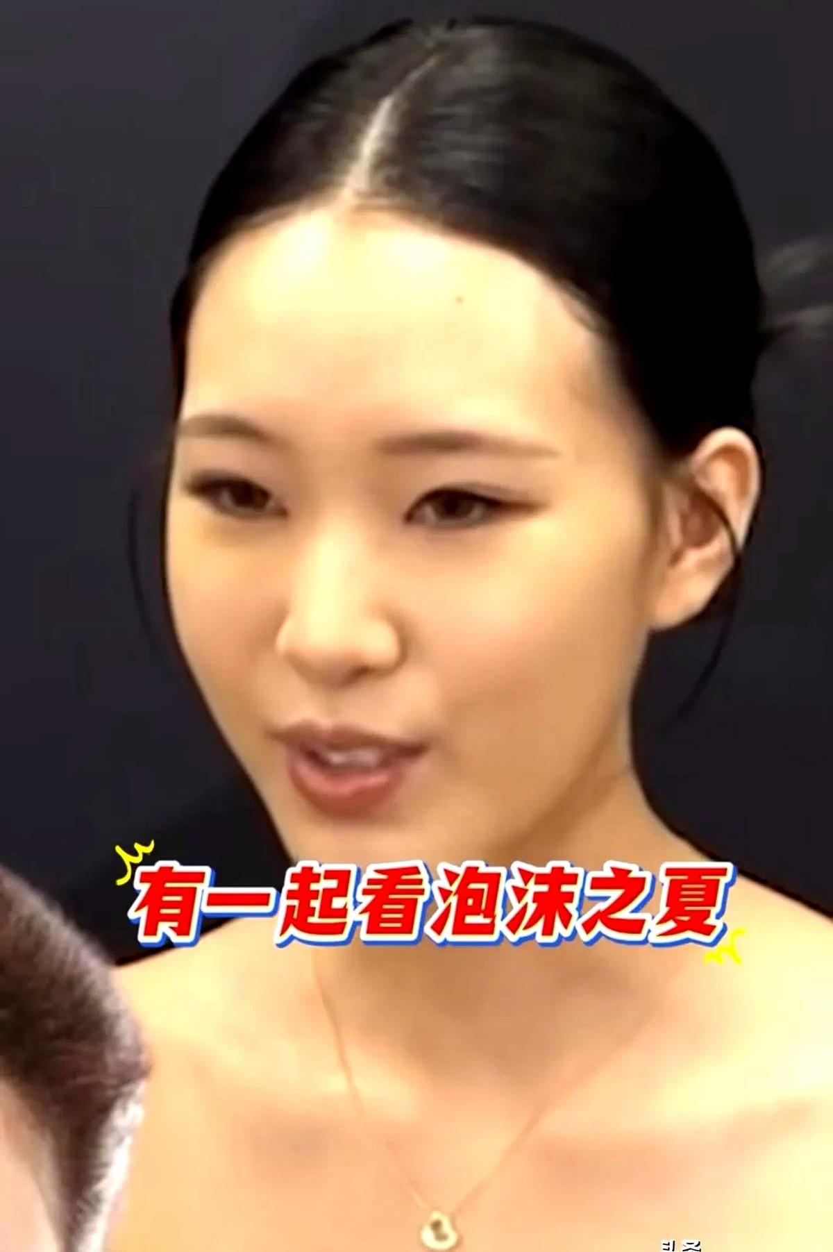 亲妈在镜头前扮丑搞怪、摸爬滚打了大半辈子。转头一看，砸重金铺路捧出来的亲闺女，