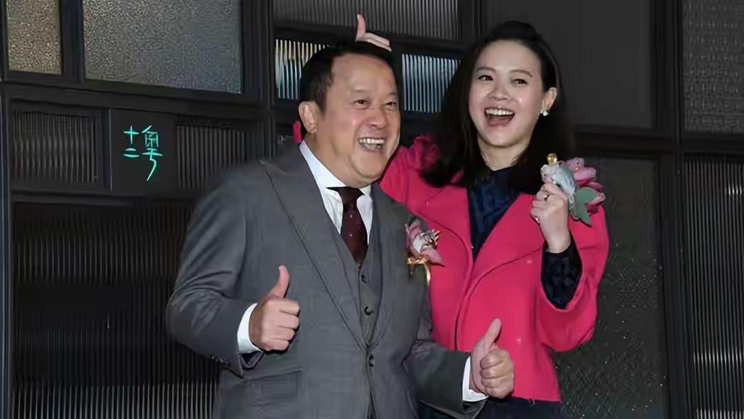 53岁的曾宝仪一直无人敢娶，其根源就在父亲曾志伟的一个特殊癖好上。谭咏麟和阿