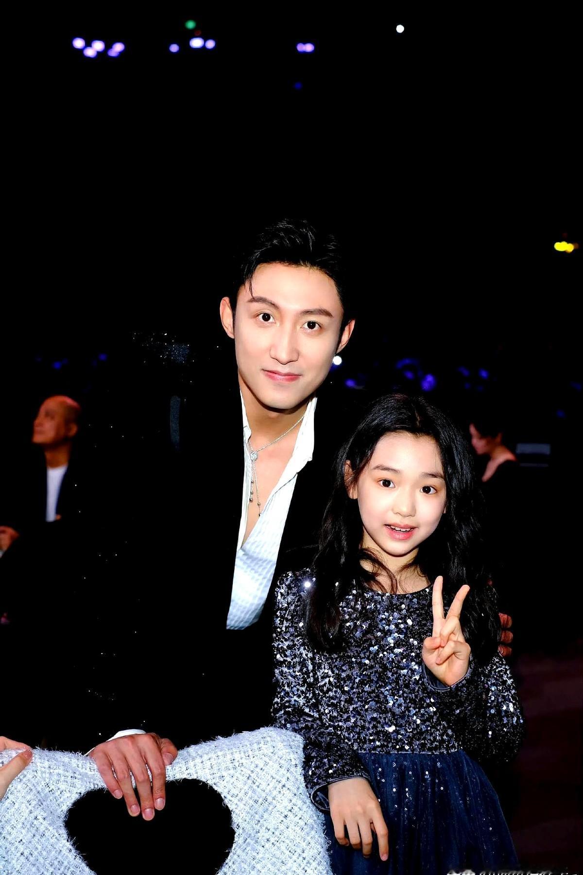 70%的童星家长都后悔了。最近小酒窝在尖叫之夜上频繁刷脸，跟明星们互动是挺欢