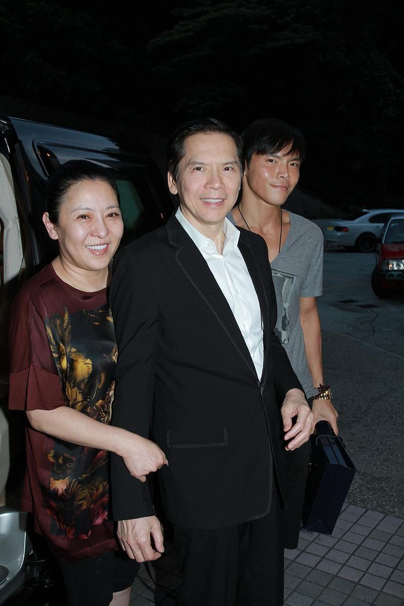 向佐与向爸向妈的旧照，当时，向华强、陈岚夫妇出行，儿子向佐陪在身边的画面。向