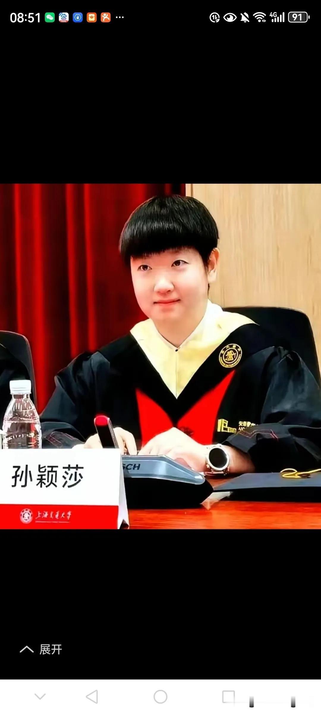孙颖莎来清华大学面试了，令人惊奇的一幕发生了，孙颖莎从正门进入清华，一路上碰见许