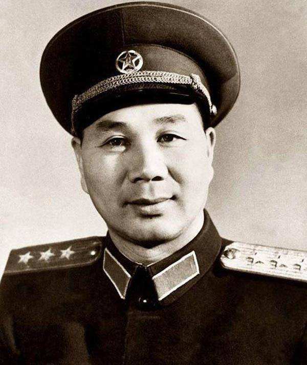 1955年，开国上将杨成武身兼四职，迅速迎来人生的高光时刻。他是首任北京军区司令