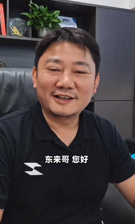 张雪邀请于东来到重庆玩！张雪终于和自己的偶像于东来建立了联系，于东来邀请张雪