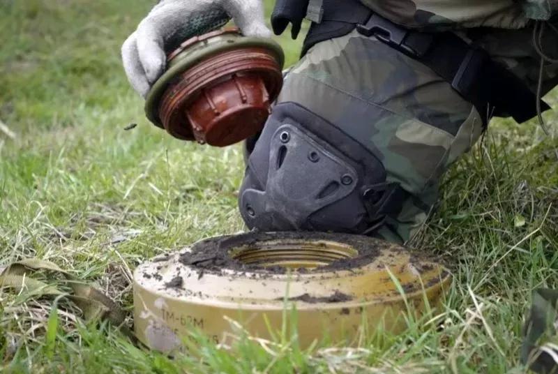 立陶宛公开在边境埋地雷立陶宛是波罗的海的一个很小的国家，面积只有6万多平方公