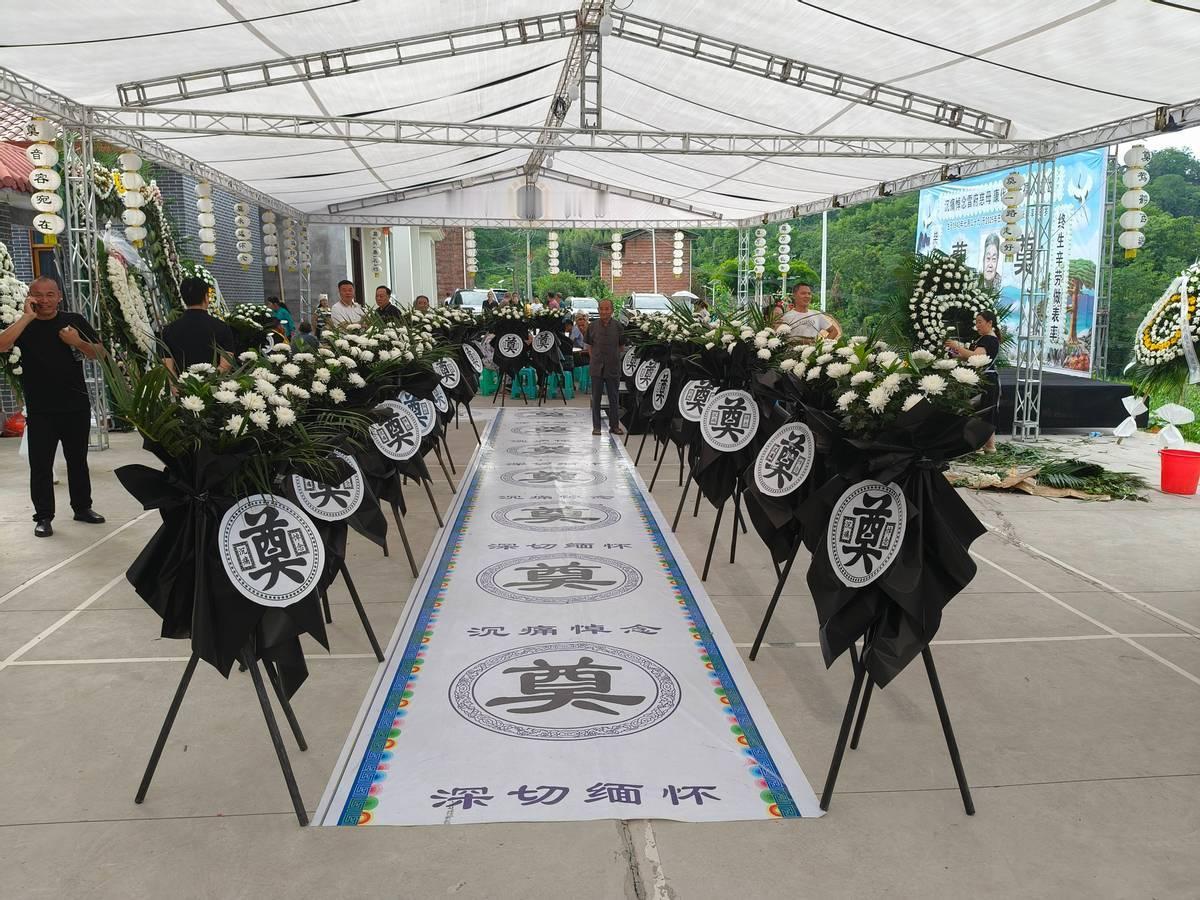 只要参加过白事，你就会明白，遗体还躺着，还没火化，除了至亲，其他人，哪怕是亲侄子