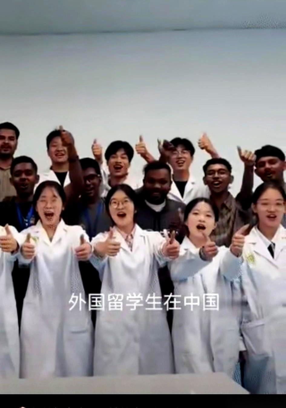 刷到一张南方某医科大学的合影，我愣了三秒。照片正中间，乌泱泱一片印度小哥，精神