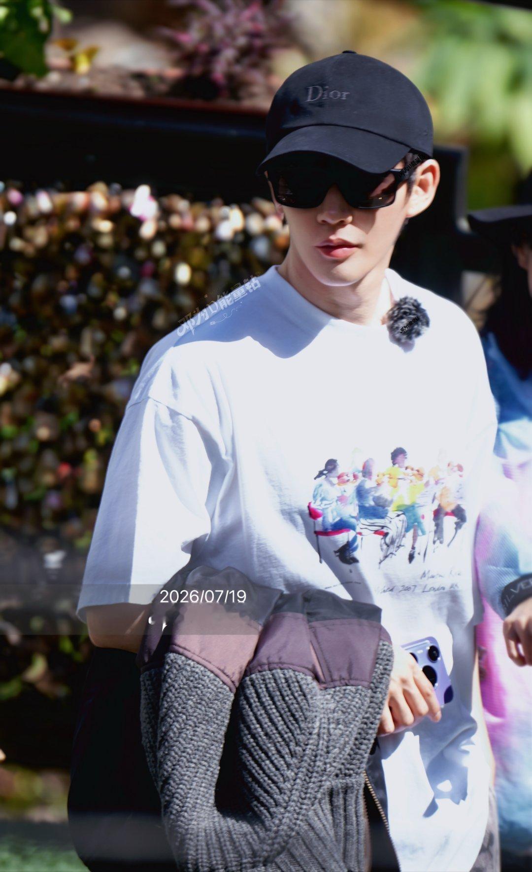 邓为今日ootd，邓为本身就是一部现偶男主，这脸这身材这衣品这审美绝了