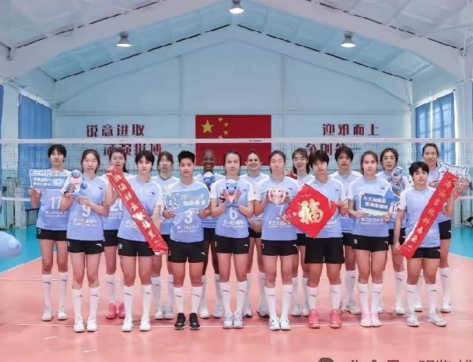 天津女排季后赛17人大名单新年合影！天津渤海银行女排女排在自己的训练馆内大合影！