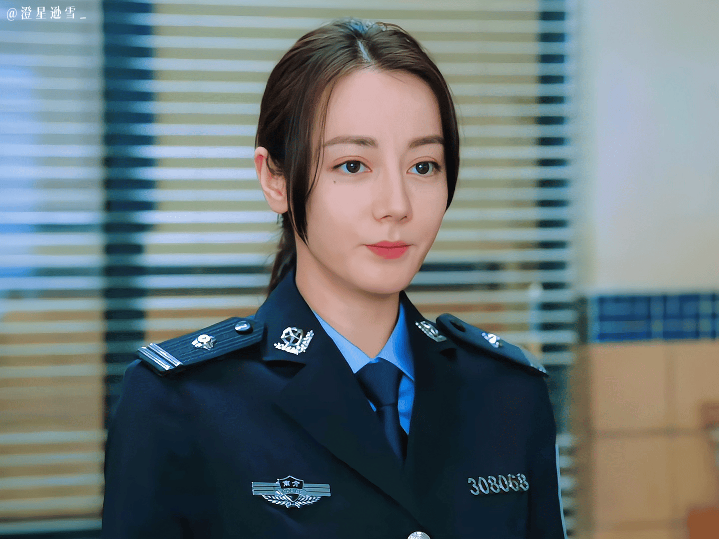 利剑玫瑰的观众口碑巴粉怒了，同样是饰演警察，同样主流题材，木又寸播的还不如玫瑰却