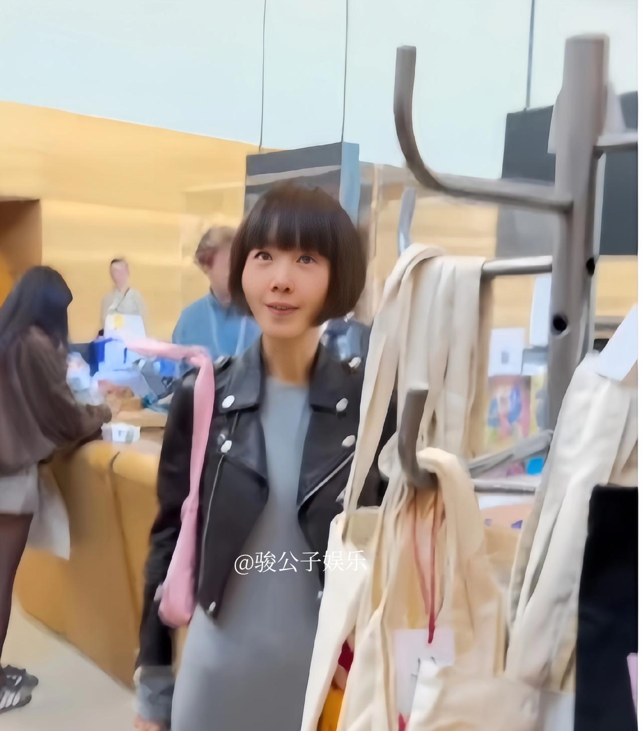 55岁陈鲁豫在德国慕尼黑看展，穿着灰色连衣裙外披一件黑色皮茄克，气质超好，但身体