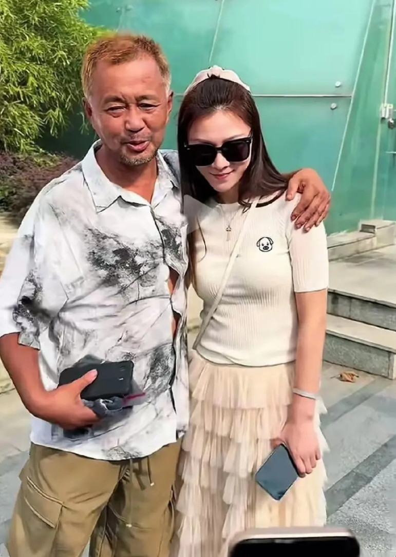 正所谓“英雄难过美人关”，沈巍在晓晓面前，有一种情窦初开的感觉，只是我不看好他们