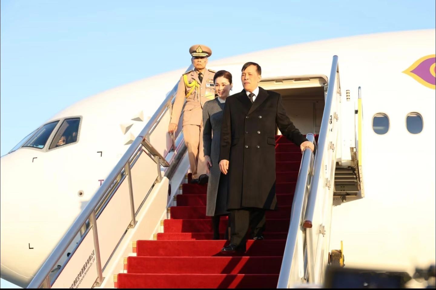 泰国国王王后访华照片，泰国总理随行。