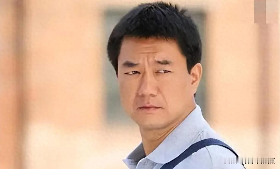 他演了二十年警察，突然演了个五代十国的老头儿，连咳嗽都让人不敢出声。《太平年