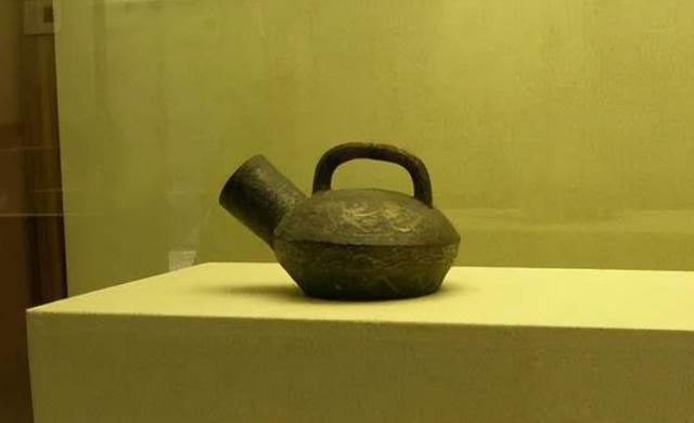 夜壶，曾是古人夜间如厕的日常用具。随着现代卫浴普及，它渐成记忆中的老物件。但在北