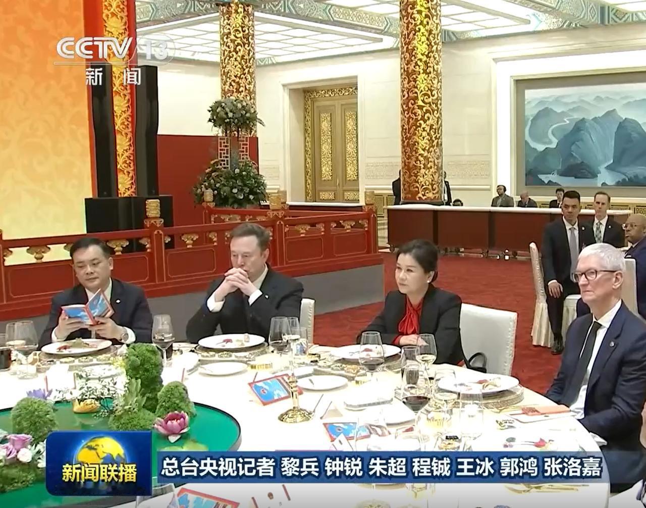 昨晚的晚宴上，蓝思科技周群飞的座次是在苹果CEO库克和特斯拉CEO马斯克之间。