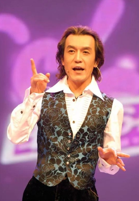 有一次，李咏去参加央视主持人面试时，面试官喊到他的名字，他立即走了进去，面试官按