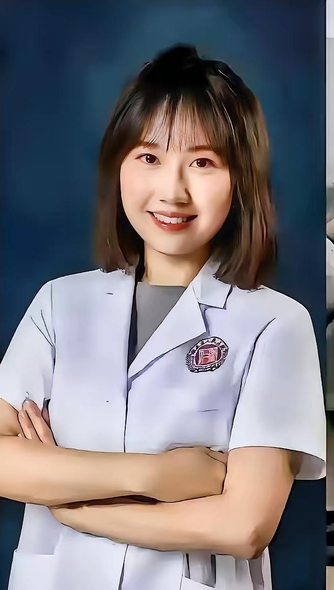 刷到曾琦的照片时，我突然就明白了——这颜值、这身材，难怪那么多男人路过都忍不住